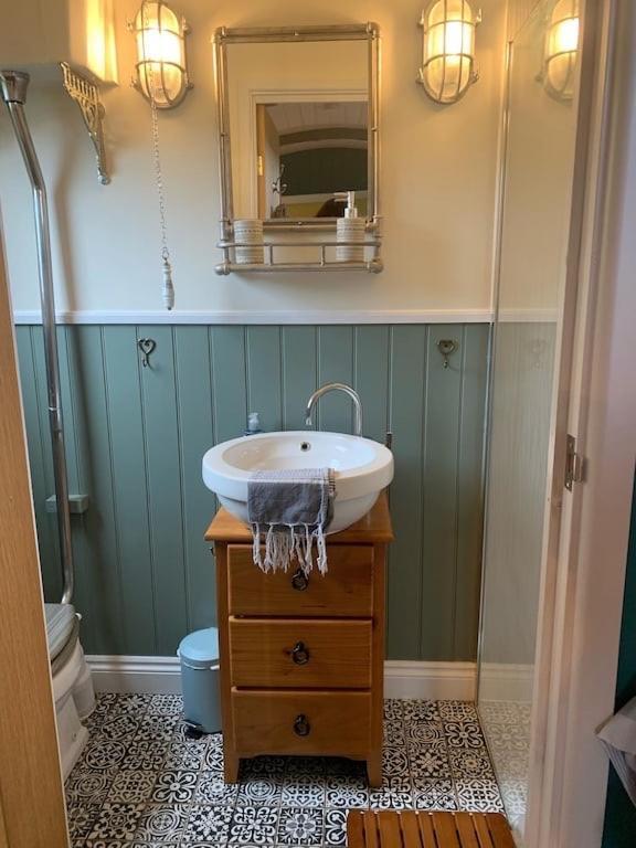 Shepherds Hut With Scandinavian Hot Tub And Hydromassager Sway Exterior foto